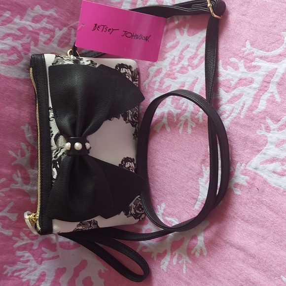 Betsey Johnson Jewelry - NWT Betsey Johnson BOW PERAL CROSSBODY